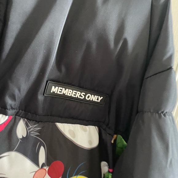 Looney Tunes Puffer Jacket - Picture 4 of 7